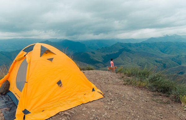 Quelles sont les meilleures pratiques pour camper en région de forêt dense en été sans subir les piqûres d'insectes ?
