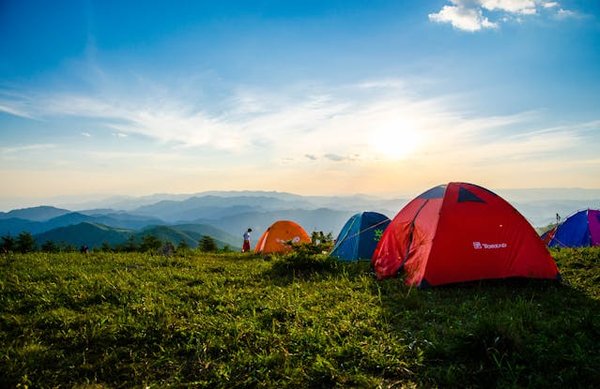 Quels sont les avantages et inconvénients du camping en tente suspendue ?